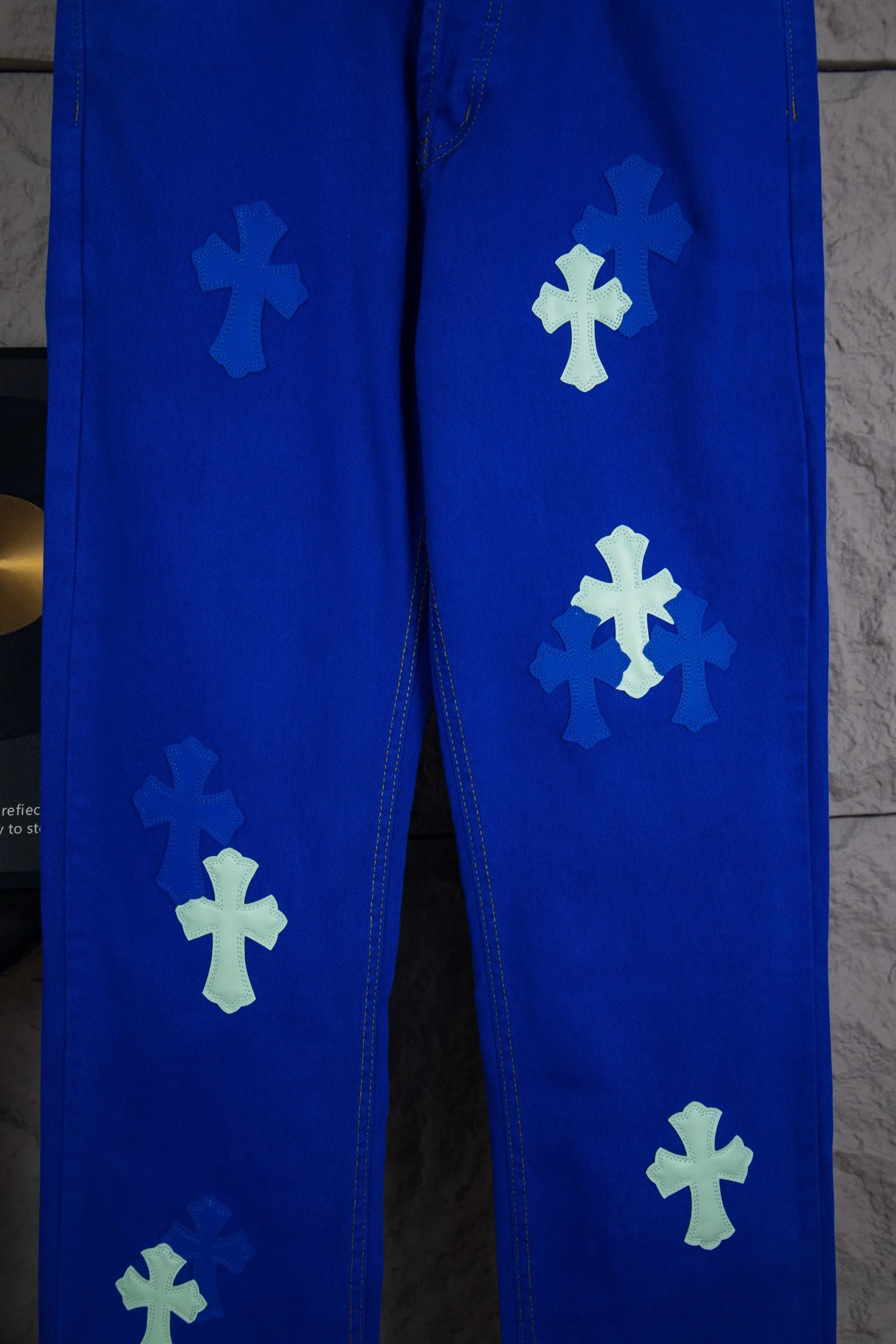 P270 Top version CH Chromehearts 2025 new London limited edition double blue cross patchwork leather jeans. Jeans. Top ceiling quality. Styles with different washed textures, very friendly to people with thin legs and thick legs. The straight and loose version is very flattering to the leg shape. Moderate length that never goes out of style, easy and casual to match, basic styling for various styles, a must-have in the wardrobe! The fabric is stiff but also makes the upper body soft without losing texture. The washing process is even more perfect. It is a must-have item for everyone! ! ! Washed wheat, hang tag, pants label, three labels complete Color: blue Size: 28, 30, 32, 34